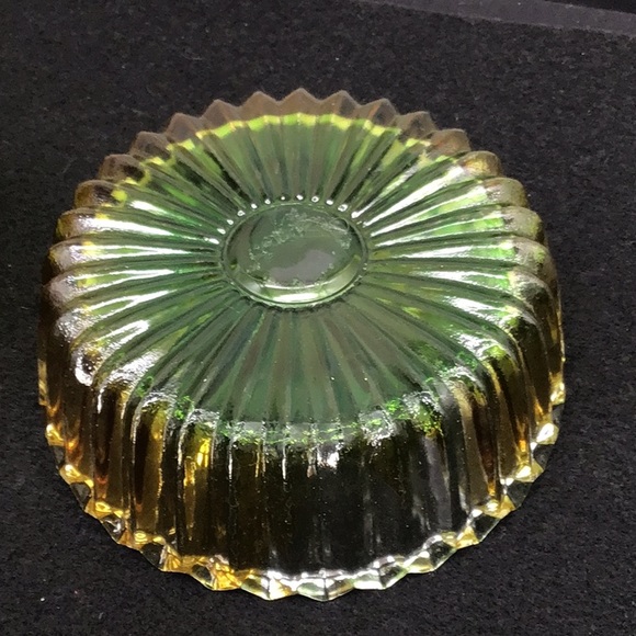 Green Glass Swan Powder dish / Lipstick holder - Picture 7 of 11